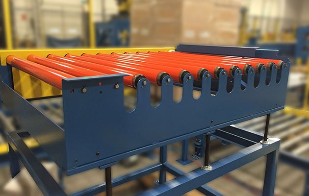 Conveyor for robotic bag picking and palletizing