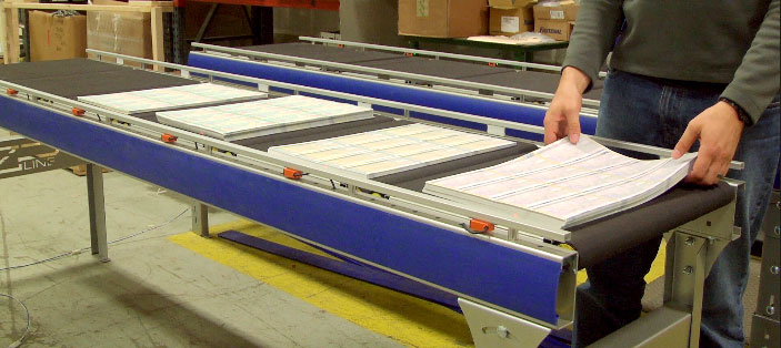 Paper stacks on zero pressure conveyor